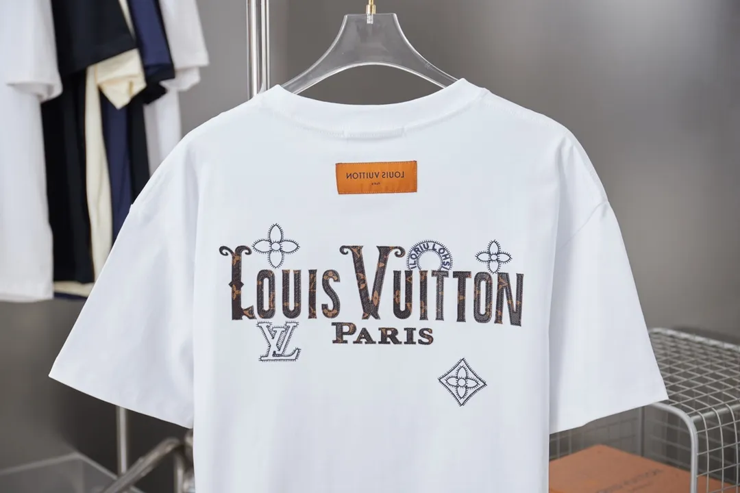 🅿️190 1V 25SS early spring new style Leather embroidered LV letter short sleeves Light luxury A must-have item for daily commuting for men and women Correct version Welcome to compare Detailed features · 320g 100% pure cotton double yarn jersey fabric · Special thickening in the same vat 32 pieces double-strand 1X1 thread . Leather-cut LV letter splicing embroidery · Imported Tajima machine embroidery with various craft letters · Double-needle sewing and cross-seam technology · Original main mark, washed tag, brand moisture-proof paper packaging Color: black/white Size: S/M/L/XL
